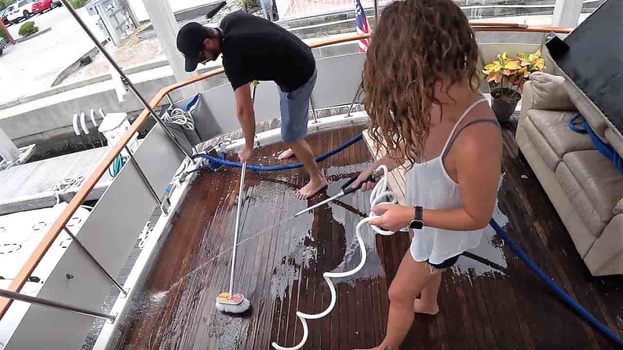 How To Clean Dirty Boat (Easily Make It Spotless)